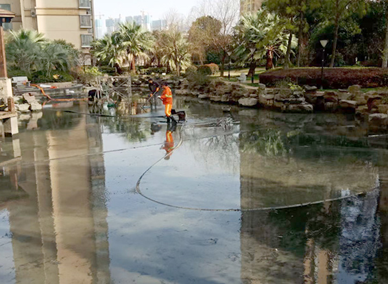 江边乡景观池淤泥清理