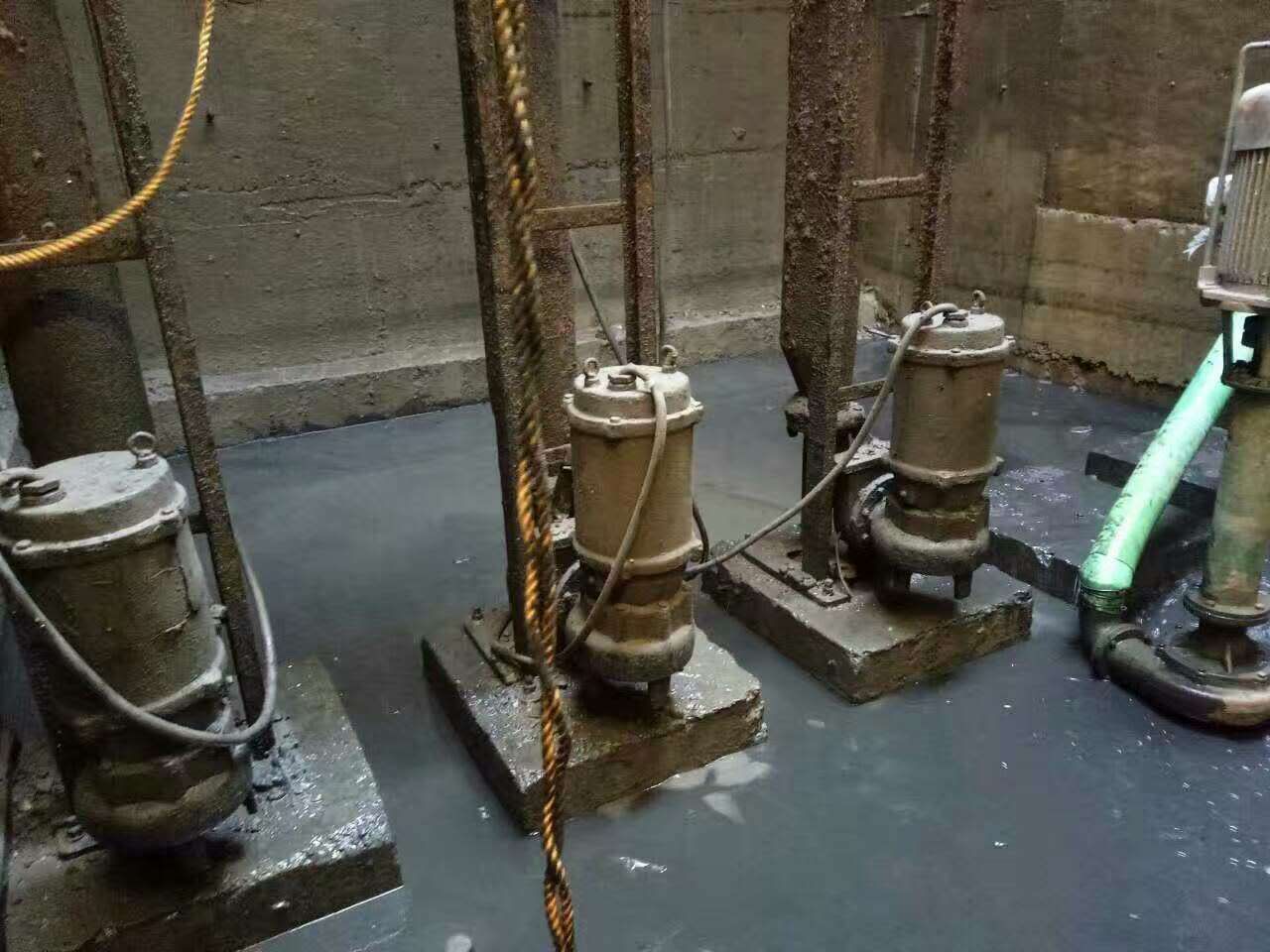 江边乡污水池清理