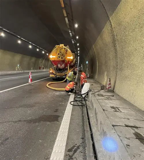 江边乡隧道排水渠清淤